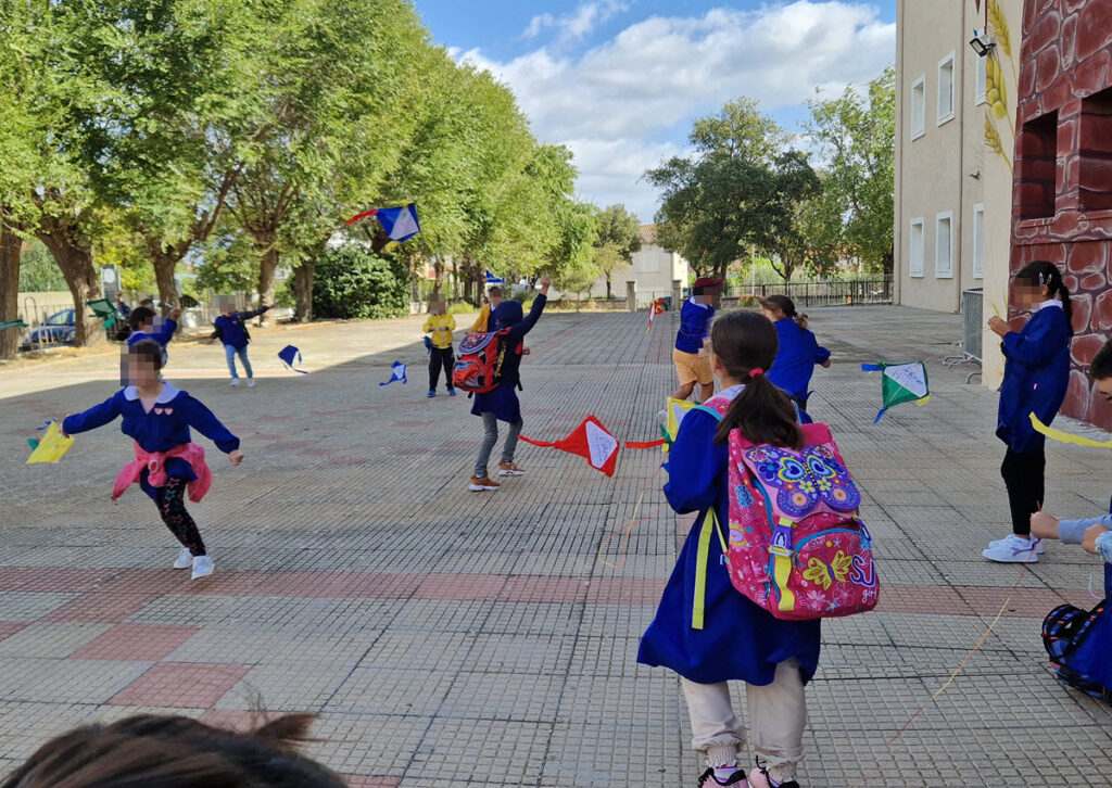 bambini giocano con glo aquiloni