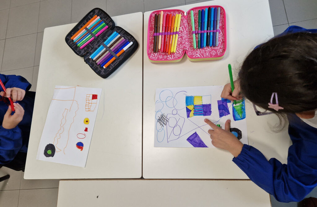 bambini disegnano a mano libera