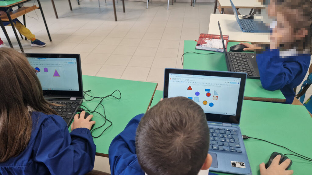 bambini al lavoro sui Chromebook