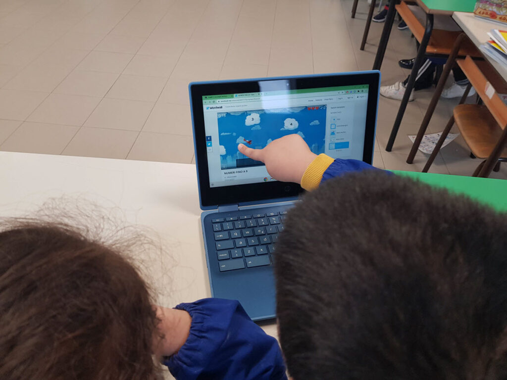 i bambini giocano sul Chromebook