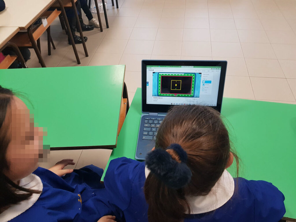 i bambini giocano sul Chromebook